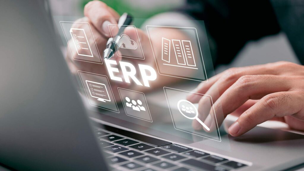 Gestor analisando dados em sistema ERP para organizar processos e substituir planilhas na empresa.