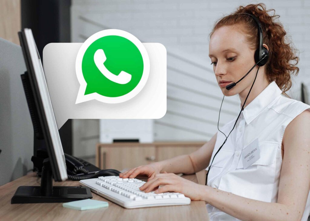 Equipe de atendimento utilizando WhatsApp com múltiplos atendentes em sistema centralizado.